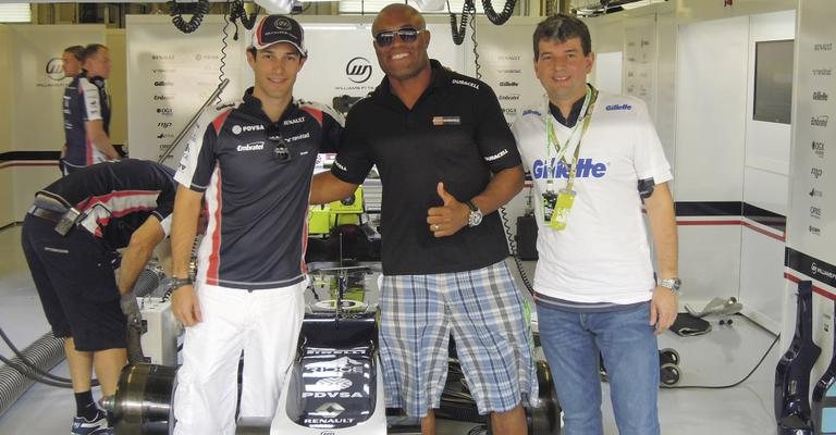 Bruno Senna recebe o lutador Anderson Silva e José Cirilo, diretor de marketing da Gillette, no box da Williams, em Abu Dhabi, Emirados Árabes. - -