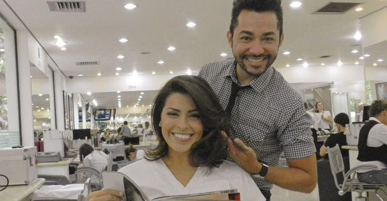 Marisy Idalino cuida do visual com Nando Brandão enquanto lê CARAS, em SP. - -