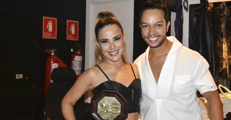 A cantora Wanessa recebe prêmio como Melhor Cantora Jovem do País e celebra com o idealizador do evento, Guto Melo, em boate de São Paulo. - -