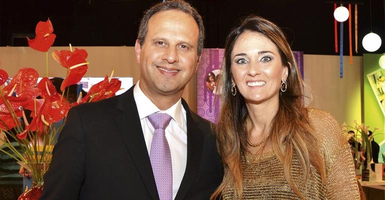 O vice-presidente do SBT, José Roberto dos Santos Maciel, e a apresentadora Roberta Maia, do programa Puro Glamour, da TVA, em evento em prol da AACD, SP. - -