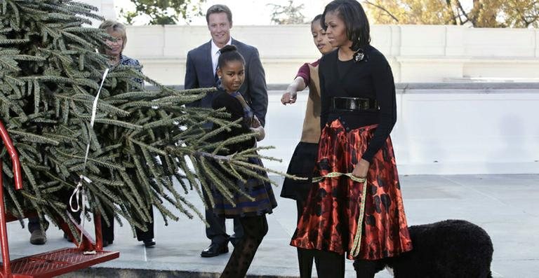 Michelle Obama com as filhas, Malia e Sasha, e o cachorro Bo - Reuters