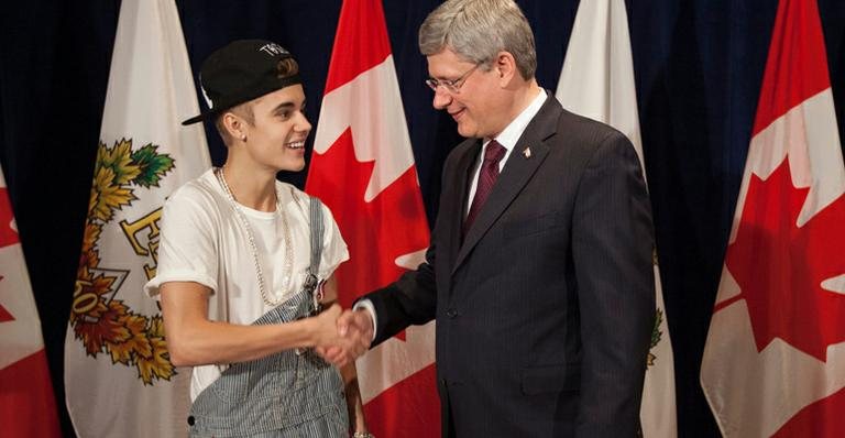 Justin Bieber recebe medalha do Primeiro Ministro canadense, Stephen Harper - Reprodução/ Twitter