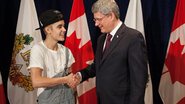 Justin Bieber recebe medalha do Primeiro Ministro canadense, Stephen Harper - Reprodução/ Twitter