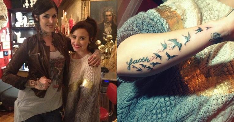 Demi Lovato mostra sua nova tatuagem, assinada por Kat Von D - Reprodução / Twitter