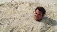 Roger Federer se cobre de areia - Reprodução/Facebook