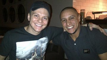 Michel Teló e Roberto Carlos jantam em Moscou - Reprodução/Twitter