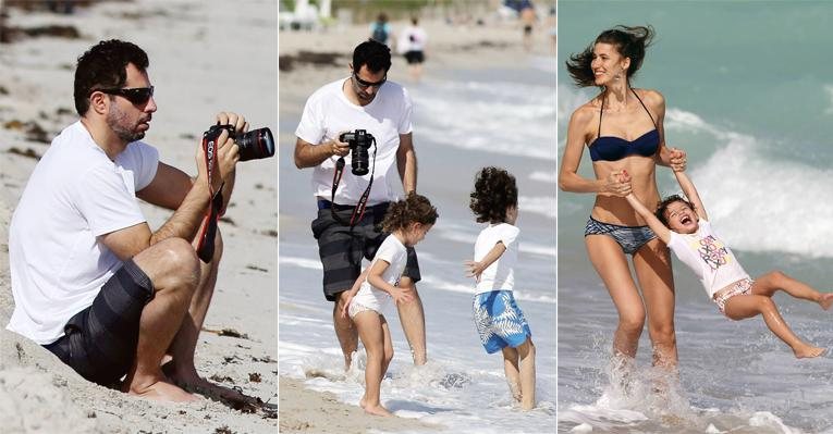 A top paranaense e o marido, Guy Oseary, empresário da diva pop Madonna, se esbaldam
com Mia e Oliver em South Beach. Michelle exibe silhueta enxuta. - The Grosby Group