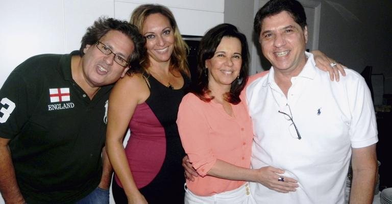 Com o amado, Murilo José de Souza, Sueli Alvarenga celebra seus 40 anos no loft do casal Else e José Carlos Segreto, na capital paulista. - -