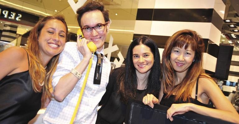 Em São Paulo, Fernanda Palmieri, Johnny Luxo, Andrea Bedricovetchi e Sue Oyafuso comemoram lançamento de perfume. - -