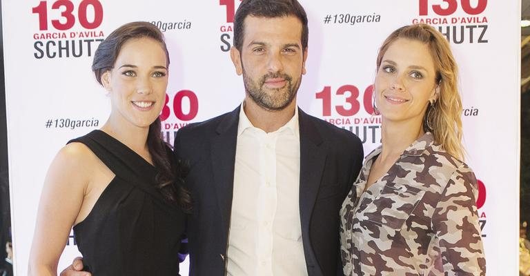 Alexandre Birman reabre no Rio loja de sua grife de sapatos e recebe Adriana Birolli e Carolina Dieckmann. - -