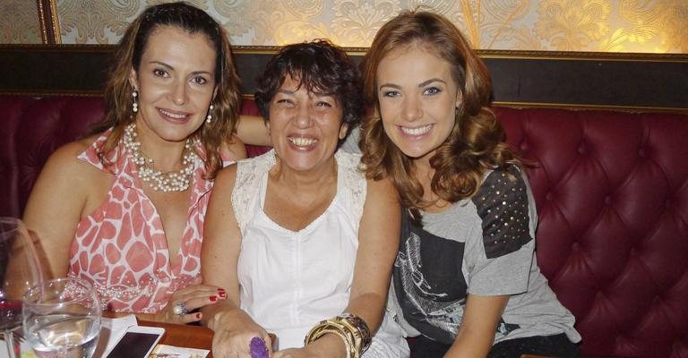 As atrizes Patrícia Naves e Thaís Pacholek ladeiam a cineasta Lúcia Abreu na festa de aniversário do amigo... - -