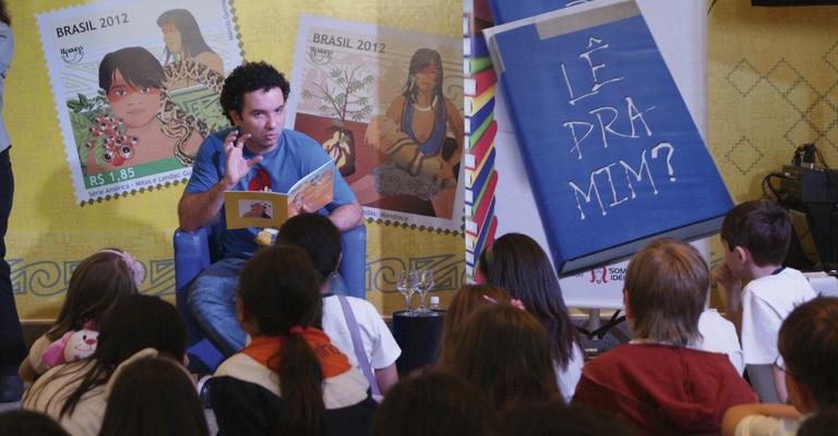 O comediante Marco Luque participa do projeto de incentivo à leitura e lê história para crianças de escola pública, em São Paulo. - -