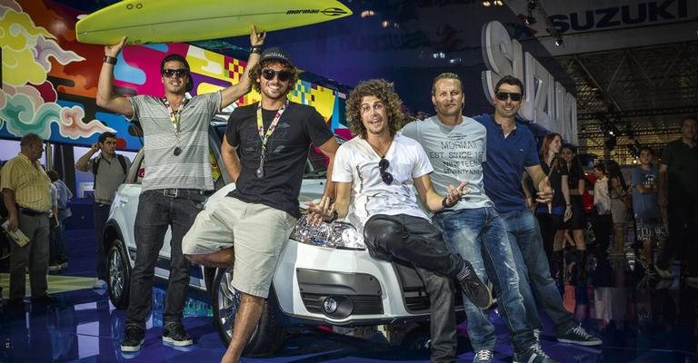 Os surfistas Guilherme Tripa e Marco Giorgi, o skatista Marcos Gabriel e os atletas Alessander Lenzi e Digiácomo Dias visitam feira de automóvel, em São Paulo. - -