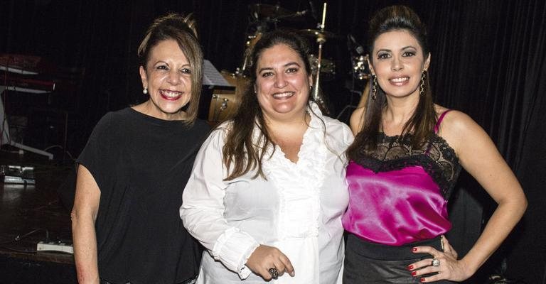 A produtora cultural Maria Emilia Genovesi, a escritora e artista plástica Dyandreia Valverde Portugal e a apresentadora Mara Bastos no show de Rico Castro, em SP. - -