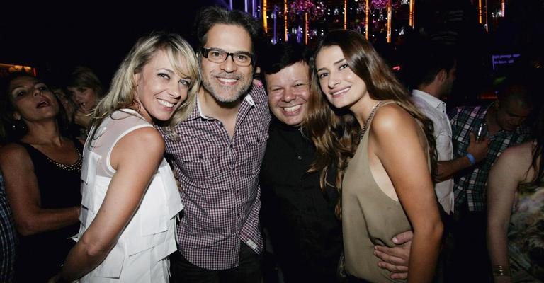 A produtora de moda Patricia Lanzoni e o ator Juan Alba felicitam o empresário Roberto Rodrigues por seus 42 anos, em festa com a promoter Priscila Borgonovi. - -