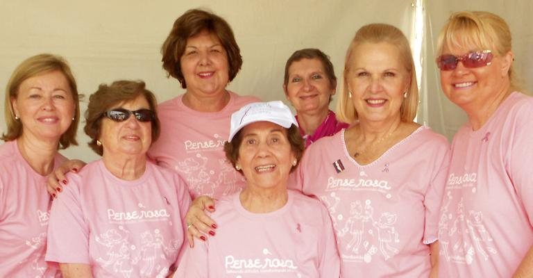 Em São Caetano do Sul, no ABC Paulista, Vera Monari (3 da esq. p/ dir.) e Marlene Depolito Santi e Nina Kuznetzow (6 e 7 da esq. p/ a dir.) com as voluntárias da Rede Feminina de Combate ao Câncer, durante caminhada idealizada pela organização. - -