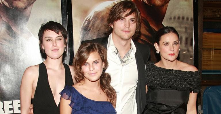 Demi Moore com Ashton Kutcher e as filhas Rumer e Talulah Willis - Getty Images