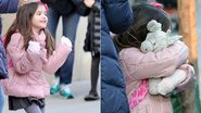 Suri Cruise demonstra carinho por pelúcia - The Grosby Group