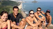 Giovanna Lancellotti e Arthur Aguiar curtem a paisagem com amigos - Reprodução/ Instagram