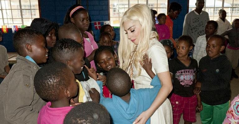 Lady Gaga é rodeada por crianças na África do Sul - Twitter/Reprodução