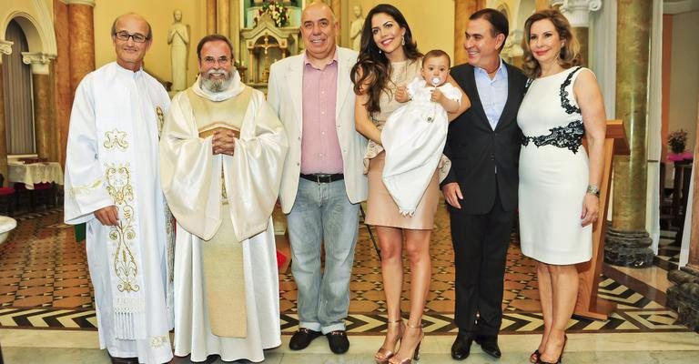 Em SP, Amilcare Dallevo Jr. e Daniela Albuquerque e sua filha entre os padres Arlindo Joneta e Antonio
Maria e Amaury e sua Celina. - João Passos