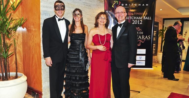 Os casais Rodrigo e Camila e John e Dilsa brindam às conquistas do ano durante bal masqué. - João Passos