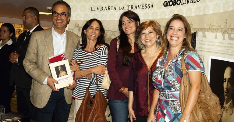 João Roberto Marinho com a mulher,Gisela, a filha Luiza, a autora Maria Alice Rezende de Carvalho e a sobrinha Flávia Marinho - Ivan Faria