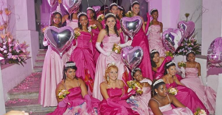 Com vestidos assinados pelo estilista Carlos Tufvesson, as 17 meninas registram momento em museu carioca. - Renato Velasco