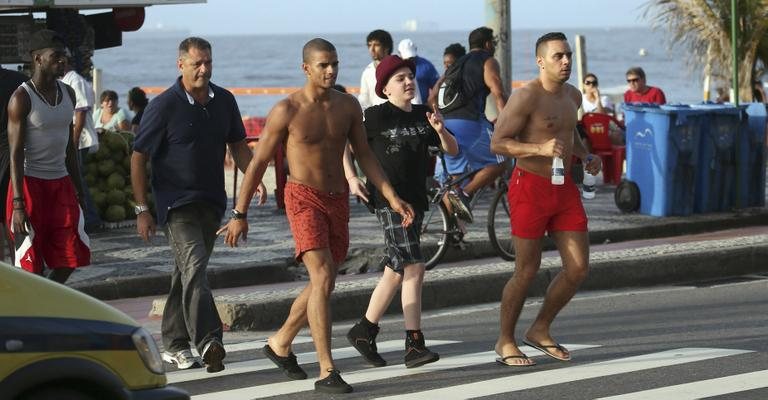 Antes do show no Rio, a estrela curte a piscina do hotel com os herdeiros Mercy e Rocco e o
amado, Brahim, que leva o enteado Rocco à praia em frente do hotel. - Delson Silva/ Gabriel Reis/ Gil Rodrigues