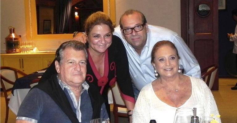 O comodoro Berardino Fanganiello e sua Manuela, de branco, recebem Rosana e Mário Sérgio Ferreira em jantar em clube no Guarujá. - -