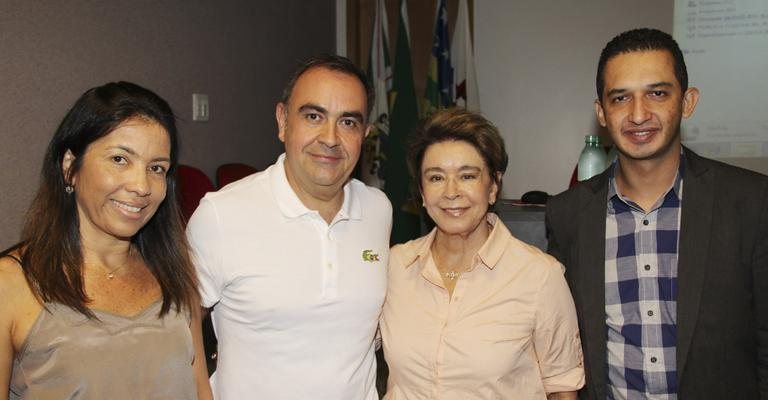 Eliane Martins assiste palestra do florista Vic Meirelles com a empresária Conceição Cipolatti e Rommel Sena, do marketing do shopping, em Goiânia. - -