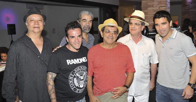 Vernissage reúne Ricardo Lara, Marangoni, Hamilcar Schiavetti, Ivald Granato, Antonio Peticov e o jogador Deco, em Ilhabela, litoral de SP. - -