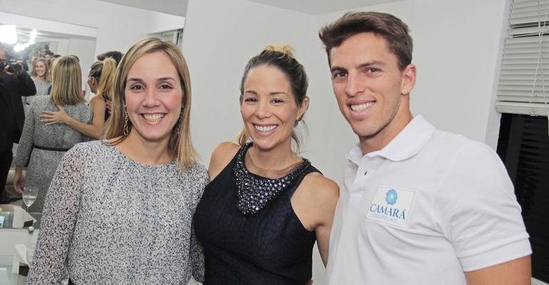 Em casa de eventos, a gerente de marketing Peggy Côrte Real recepciona o casal Danielle Winits e Amaury Nunes durante pré-lançamento de shopping no Recife. - -