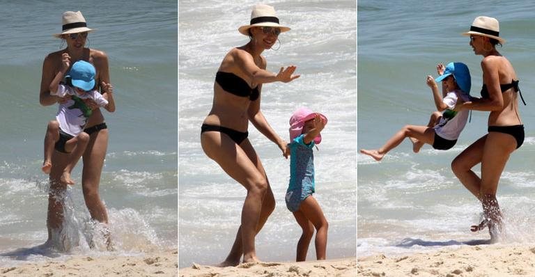 Michelle Alves brinca com os filhos na praia de Ipanema - Wallace Barbosa/ AgNews