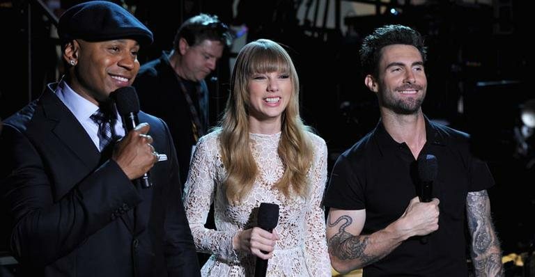 LL Cool J, Taylor Swift e Adam Levine no anúncio dos indicados ao Grammy 2013 - Getty Images