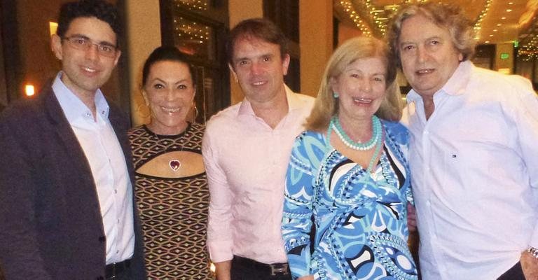 Badalação: Betty Szafir janta com grandes amigos, os médicos dermatologistas radicados em SP Jardis Volpe e Cláudio Mutti, Sidney Volpe, mãe de Jardis, e o marido dela, Hélio Fogolin, em Miami. - -