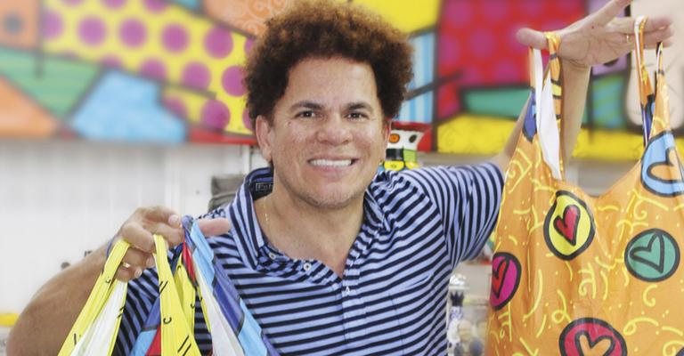 Em Miami, EUA, Romero Britto cria estampa para rede  de shoppings brasileira. - -