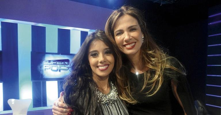 Camilla Castro canta em atração de Luciana Gimenez, na RedeTV!, em Osasco, SP. - -