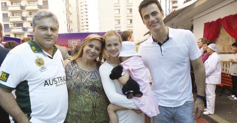 Theodoro Bittar e sua mulher Martha Bittar recebe Luiza  Valdetaro e a filha, Maria Luiza. recebe Carlos Casagrande em feira em seu tradicional colégio, SP. - -