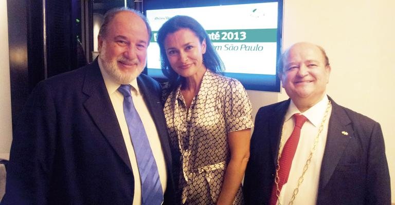 O ator e cantor Gilbert Stein, ao lado de Fabienne Péronne, é homenageado pelo senador francês Jean Besson, em evento de gala, Rio. - -