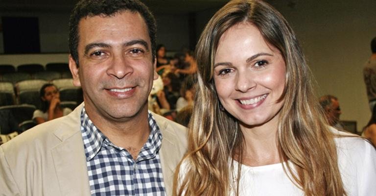 Arquiteto e jornalista, Pedro Ariel Santana fala no clube de design dirigido por Vanessa Rodrigues, em Santos, SP. - -