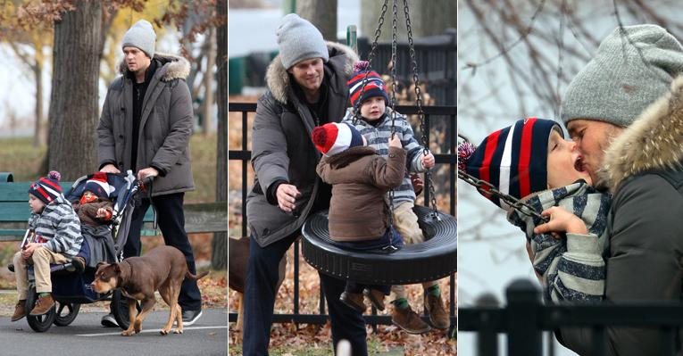 Tom Brady com seus filhos John e Benjamin em parque de Boston - Splash News