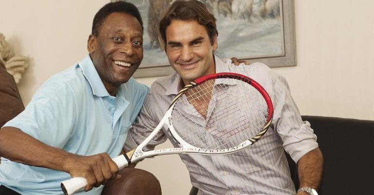 O ex-jogador ganha uma raquete de presente de Federer. - Agência de notícias Gilette Federer Tour e Paulo Pinto/Folhapress