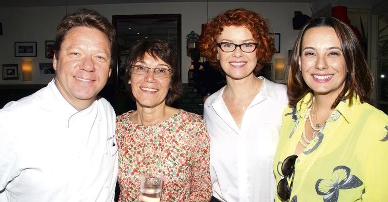 O chef e apresentador Claude Troisgros, com a coordenadora de pesquisa Cristina Costa e as apresentadoras Chris Nicklas e Patrícia Koslinski badalam em festa de fim de ano da GNT em restaurante do Rio. - -