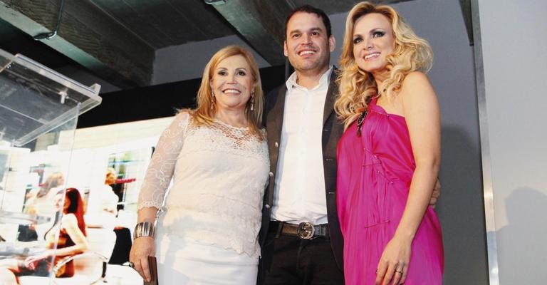 Eliana laureia a empresária Inocência Manoel, com o filho Alexandre Nascimento, em evento dedicado aos cabelos. - -