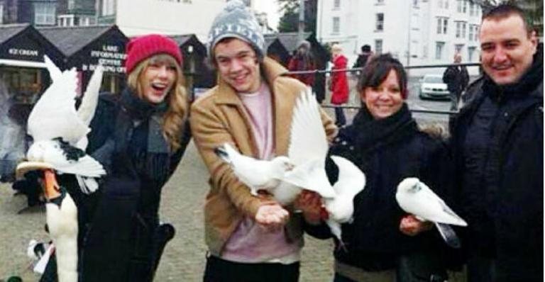 Taylo Swift e Harry Styles em foto postada em rede social - Reprodução/ Twitter