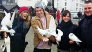 Taylo Swift e Harry Styles em foto postada em rede social - Reprodução/ Twitter