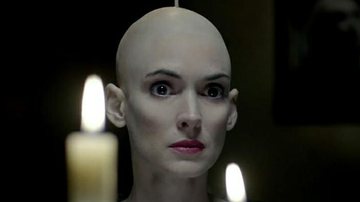 Winona Ryder no clip dirigido por Tim Burton - Divulgação