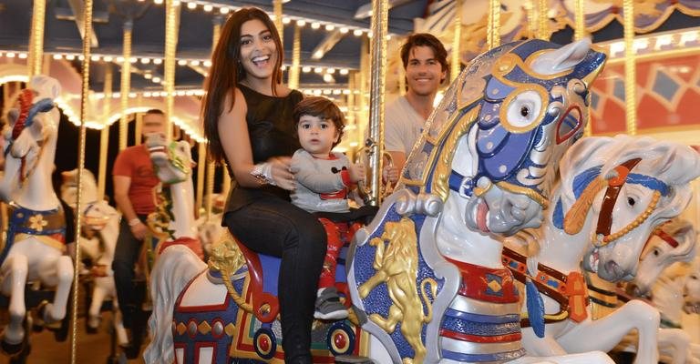 Com dois meses de gestação, ela brinca com Pedro e Carlos Eduardo no carrossel do parque Magic Kingdom. O beijo da atriz no Mickey. - Todd Anderson