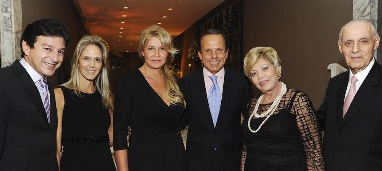 Em SP, João Doria Jr., ao centro, com Bia, recebe dos casais Cláudio Lottenberg, da Conf. Israelita do Brasil, e Ida e Stela e Jayme Blay, da Amigos da Universidade Hebraica de Jerusalém, prêmio pelo seu esforço em aproximar Brasil e Israel, iniciado com - -